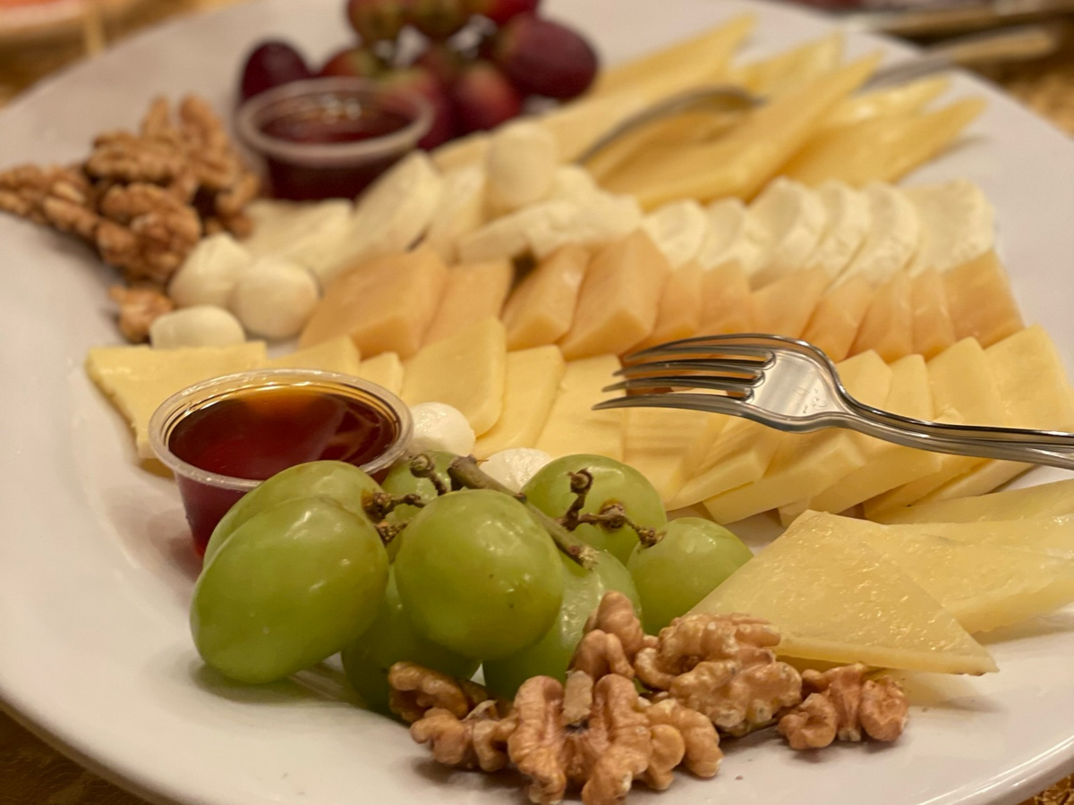 Cheese platter (cheddar, mozzarella, parmesan, blue cheese)